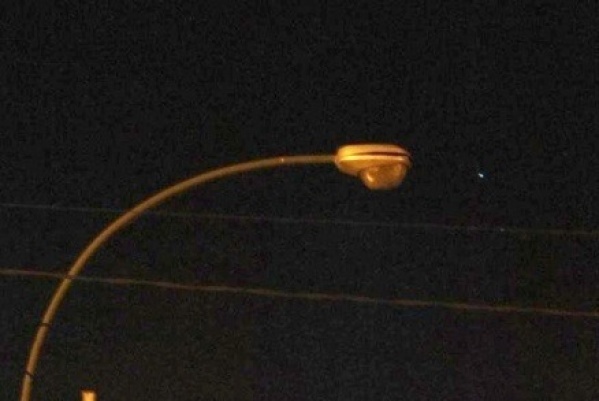 Vecinos de Los Hornos piden que cambien el foco de un poste de luz porque "está quemado"