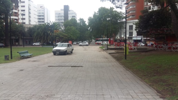 Un auto estacionado en el medio de Plaza Paso tomó por sorpresa a los vecinos