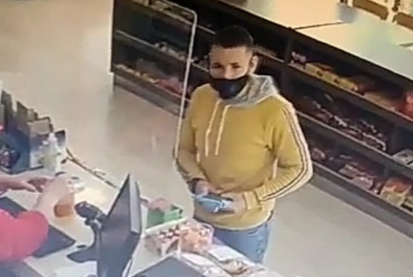 Un hombre fue filmado mientras robaba un celular en una estaci&oacute;n de servicio en San Carlos