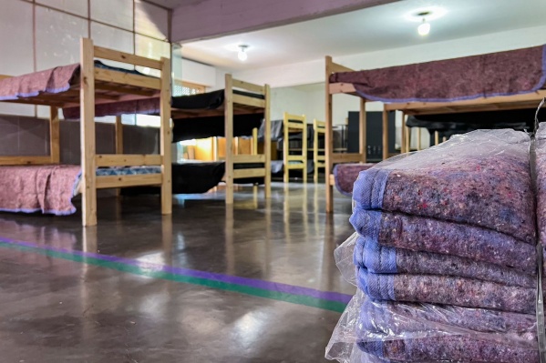 Asistieron a 69 personas con camas, alimentos y abrigos en los centros de evacuación de La Plata