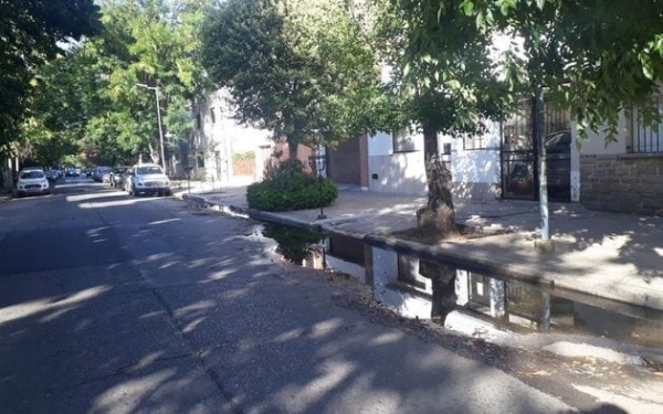 Frentistas de 67 entre 5 y 6 manifiestan que hay una "cloaca" en medio de la calle: "Estamos así hace más de un mes"