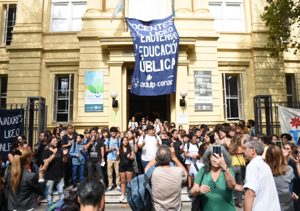 "Abrazo simbólico" al Liceo Víctor Mercante de La Plata por el ajuste de Milei y un durísimo panorama sobre la caída salarial