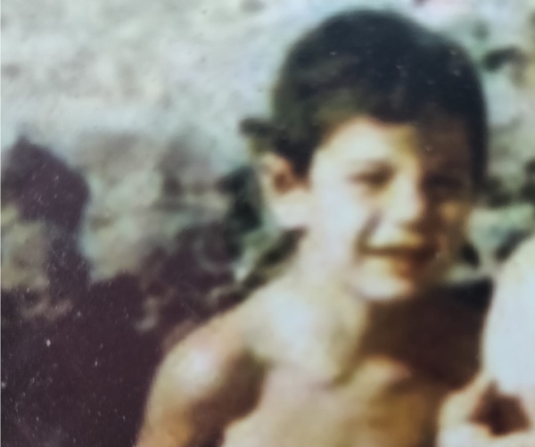 Nació en el San Martín de La Plata pero los registros "se quemaron" y un lunar podría ser la llave para conocer la verdad