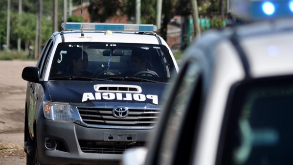 Violento atacó a su pareja y lo descubrieron infraganti a punto de golpearla en Hernández