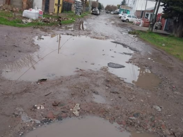 En Los Hornos reclaman por el estado de la calle 154