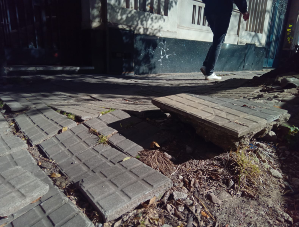 En 3 y 45 se quejaron por el mal estado de la vereda: "La semana pasada se cay&oacute; una se&ntilde;ora"