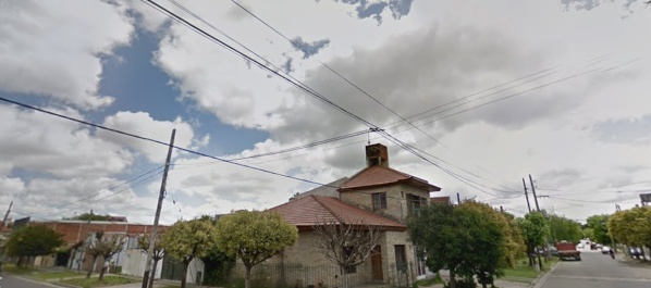 Violento asalto en Tolosa: encapuchados redujeron a una familia y se llevaron hasta la moto