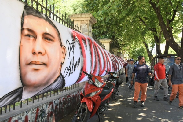 Amigos y familiares del Pipi Alonso se manifestaron a un mes de su muerte y apuntaron contra Burlando