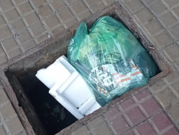 En 10 y 46 reclamaron por una c&aacute;mara de inspecci&oacute;n sin tapa y pusieron un "parche" para evitar accidentes