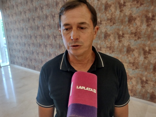 Lipovetzky: "Milei tiene un perfil antidemocrático; dijo que si lo tuviera delante a Raúl Alfonsín lo cagaría a trompadas"
