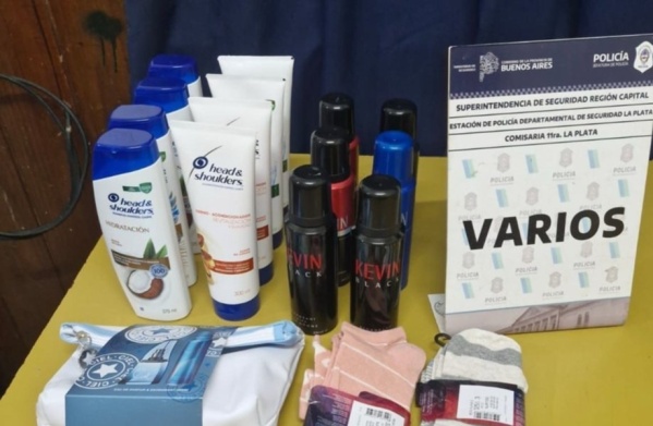 Una mujer trató de robar desodorantes, shampoo y medias en un mayorista de La Plata: una menor iba en un changuito