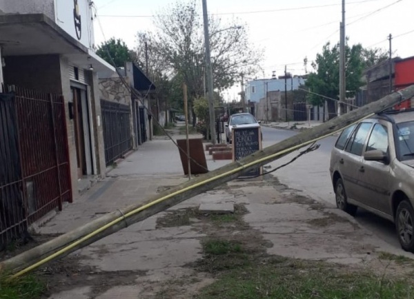 Pudo haber sido una tragedia: un poste cayó sobre un auto en Berisso