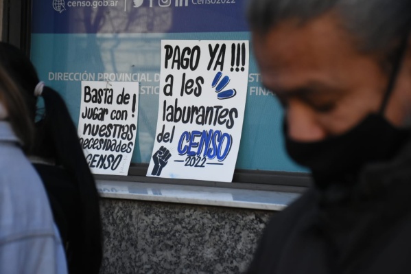 Censistas autoconvocados protestaron frente a la Direcci&oacute;n General de Estad&iacute;stica en La Plata