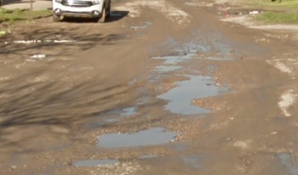 Vecinos de Los Hornos piden que arreglen una calle porque “no se puede transitar por los pozos”