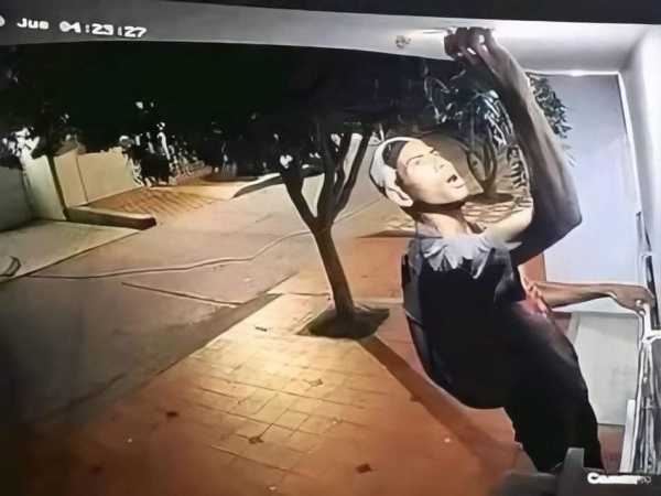 "Las ganas de salir adelante": Lo filmaron robando lamparitas y lo tomaron para el chiste