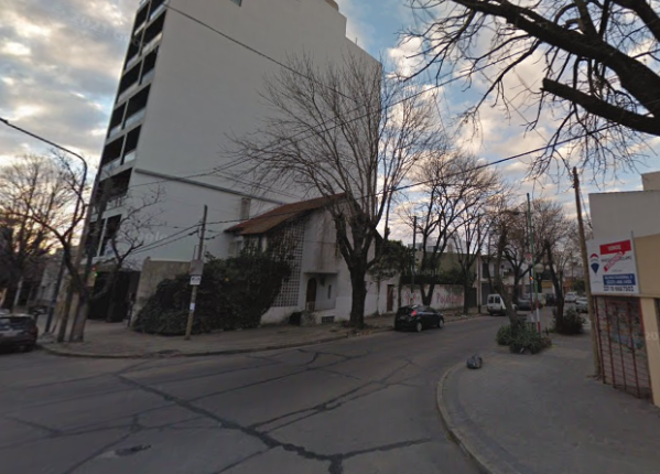 Delincuentes atacaron a una mujer con armas blancas en un intento de entradera en La Plata