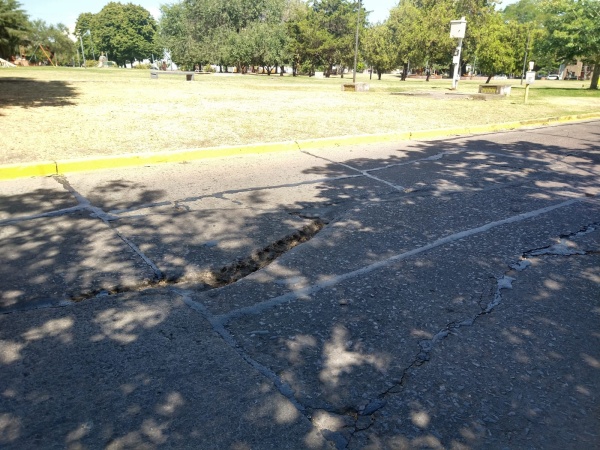 "Es un cráter": Malestar entre los vecinos de plaza Güemes por el estado de las calles