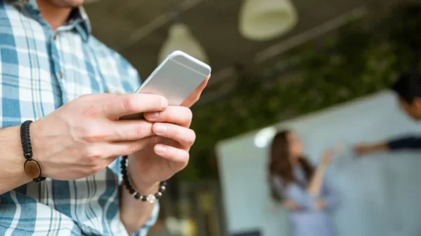 Otra vez el cuento del tío: Estafaron a un hombre de La Plata y le robaron más de 18 millones de pesos