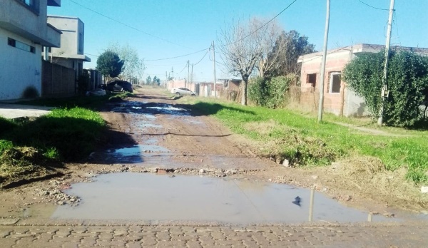 Vecinos de Romero reclamaron para que asfalten las calles: "Hay que ensuciarse los pies"