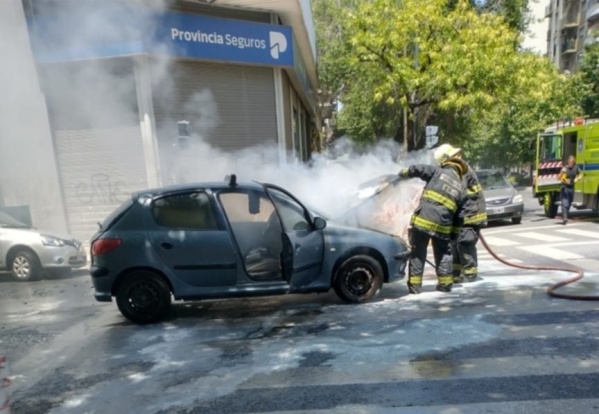 Fuego en el centro platense: un auto se incendió y asustó a los vecinos