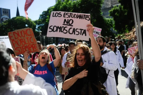 Los docentes universitarios intensificaron el plan de lucha y quedaron a un paso de convocar a un paro de hasta 72 horas