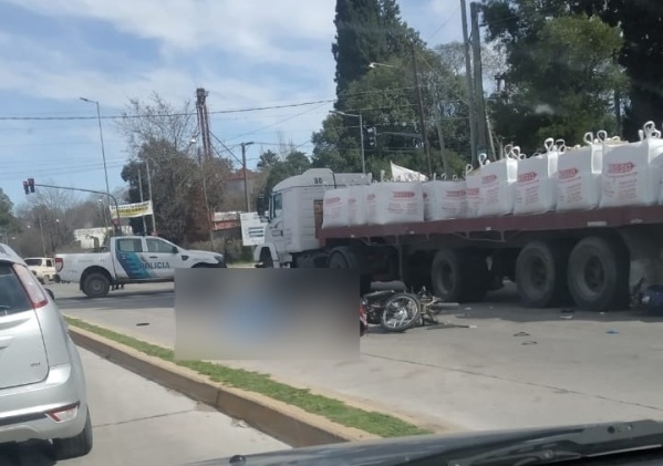 Accidente fatal entre un camión y dos motos en 66 y Ruta 36: una persona perdió la vida