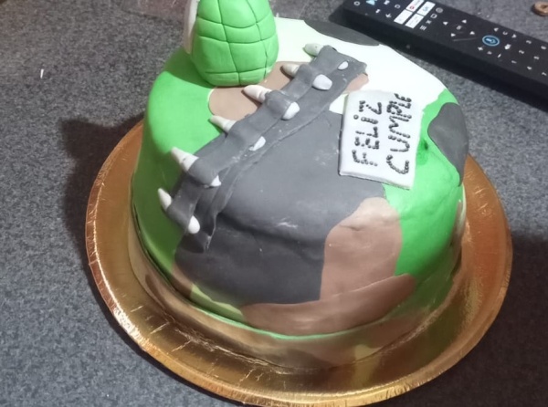 "La cagada no me la mandé yo": una mamá platense estalló por una insólita torta que le hicieron a su hijo en su cumpleaños
