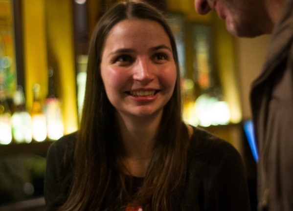 "No conocía nada": una suiza llegó a La Plata, quedó “flechada” con un joven, no vuelve y coordina una extraña "ONU"