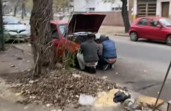 "¿Cuándo pusieron alcancías públicas?": un platense le vio la "raya" a un hombre en la calle y recibió ingeniosas respuestas