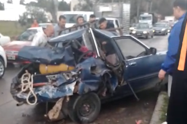 Impactante accidente en La Plata: un camión de la Municipalidad chocó detrás a un auto