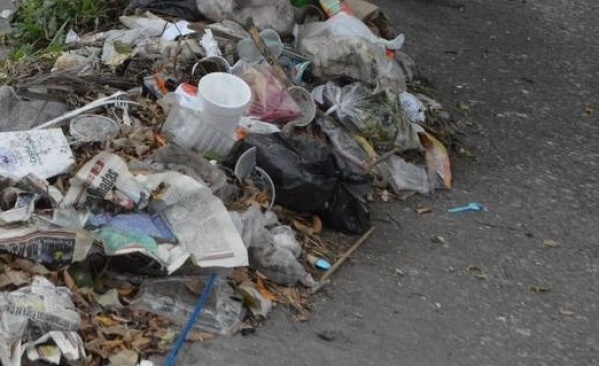 Vecinos de la zona de 56 y 159 pidieron que limpien las calles porque están llenas de basura