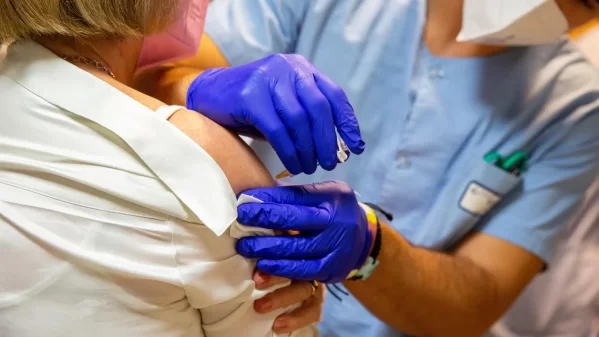 La vacunación contra el COVID-19 ya es obligatoria en Austria