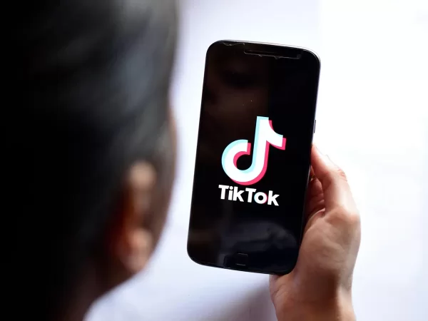 TikTok habilita transmisiones en vivo solo para adultos y cambia la edad mínima para hacerlas
