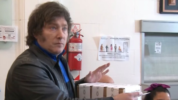 Javier Milei votó en el barrio de Almagro: “Estamos en condiciones de hacer el mejor gobierno de la historia”