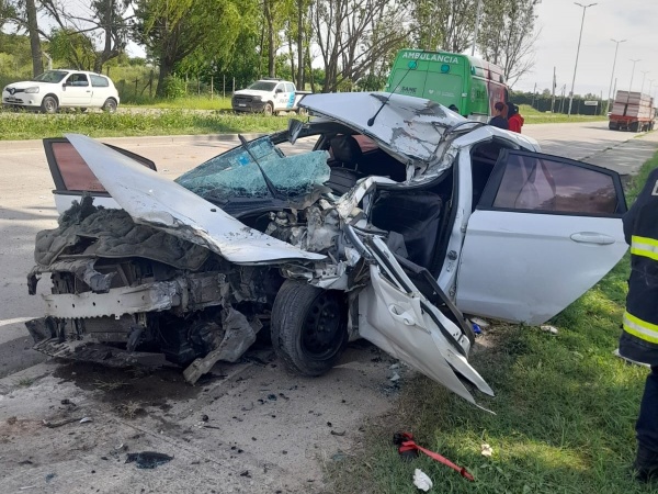 Brutal choque en La Plata: un auto quedó destruido tras impactar contra un camión