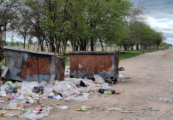 "Es muy peligroso de noche": en Los Hornos reclamaron por la inoportuna ubicación de un contenedor
