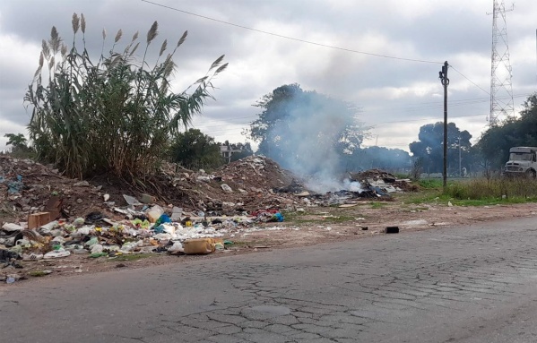 En San Carlos se quejaron por un gran basural en 38 y 143 porque "emana un olor nauseabundo"