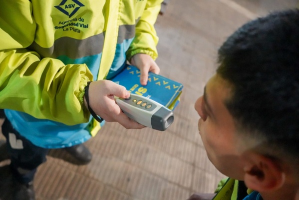 Agentes municipales salieron a buscar “conductores designados” en bares de La Plata para promover el Alcohol Cero al Volante