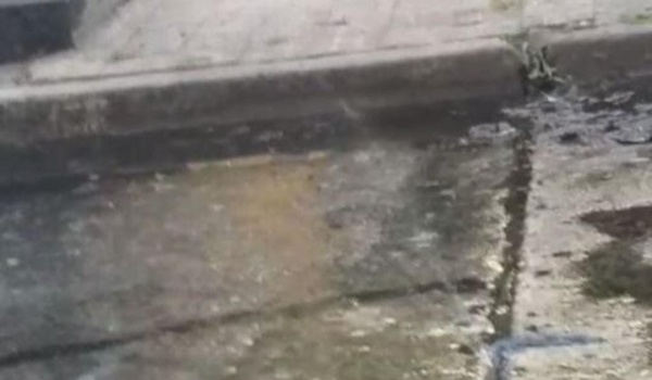 En la esquina de 18 y 49 los vecinos piden que se repare un caño roto por el que se expulsa una gran cantidad de agua