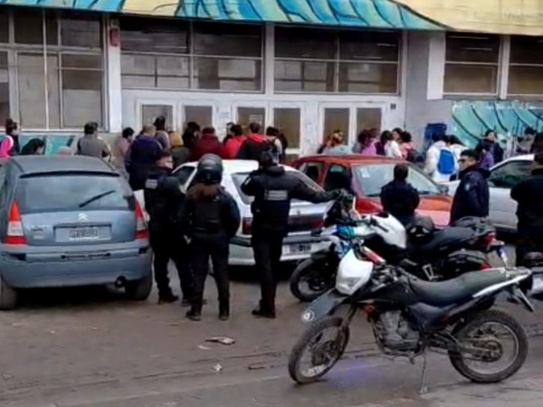 Violencia escolar en Los Hornos: suspendieron las clases tras la pelea de dos alumnas