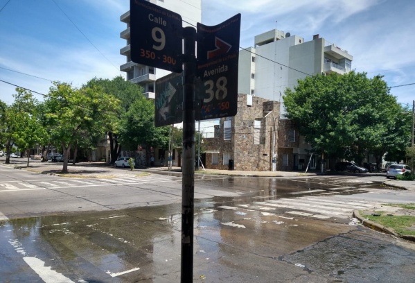 "Est&aacute; as&iacute; hace d&iacute;as": Vecinos reclaman por una gran p&eacute;rdida de agua en 9 y 38