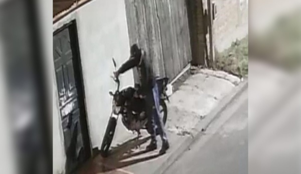 Quedó grabado mientras robaba una moto en La Plata y ahora piden ayuda para recuperarla