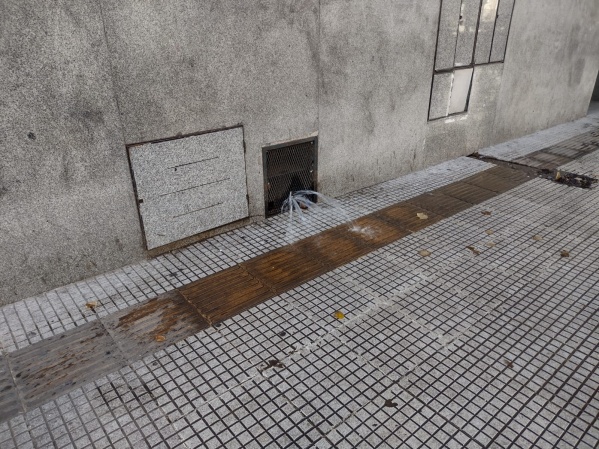 En 7 y 48 alertaron por una salida de agua que complica a toda la vereda