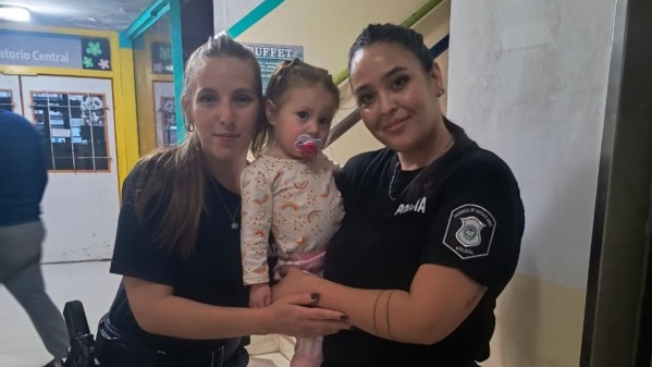 Milagrosa intervención policial: Salvaron a una Beba que se ahogaba en una casa en Villa Elvira