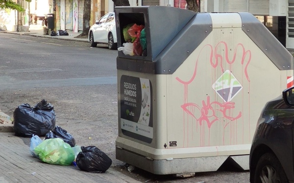 Vecinos de 11 y 59 se quejan porque los contenedores "explotan" de basura