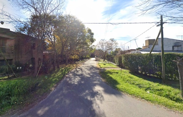 Atacaron a golpes y amenazaron de muerte a un joven para robarle el auto en la puerta de su casa en City Bell