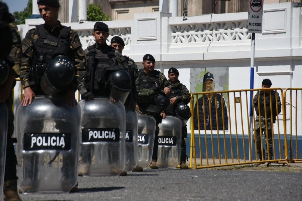 Con un fuerte operativo y señales de protesta, Gimnasia vuelve al Bosque