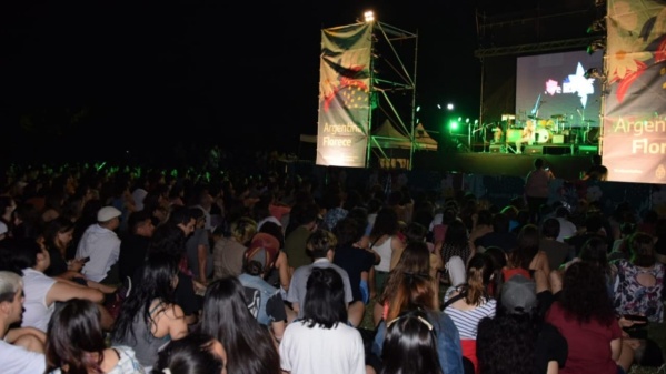 Una multitud se acercó al Festival Argentina Florece en la Facultad de Periodismo de la UNLP