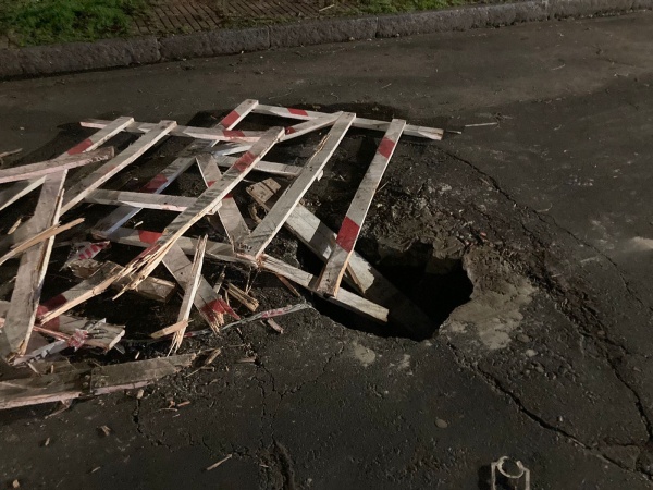 En La Plata taparon un pozo con tablones, los automovilistas no lo ven porque no hay luz en la cuadra y est&aacute;n indignados