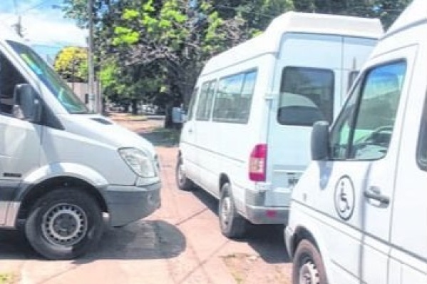 Vecinos de 22 y 63 se quejaron por autos que estacionan en la vereda y complican el tránsito peatonal